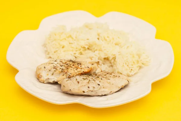 ダイエット食品 白いプレートでご飯をゆでた鶏の胸肉 健康的なライフスタイル スポーツ栄養 — ストック写真
