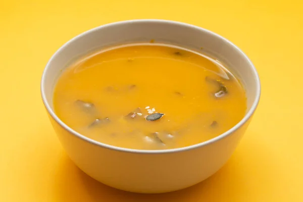 Sup Krim Sayuran Dengan Bayam Dalam Mangkuk Kecil Atas Kertas — Stok Foto