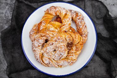 Tabakta el yapımı Sweet Brezel. Lezzetli bir aperatif için hamur işi