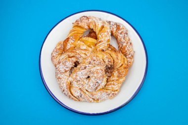 Tabakta el yapımı Sweet Brezel. Lezzetli bir aperatif için hamur işi