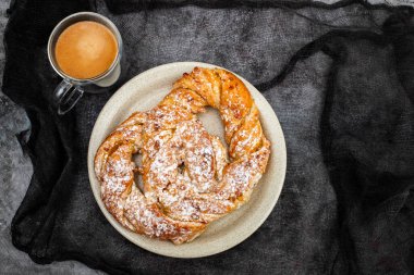 Tabakta el yapımı Sweet Brezel. Lezzetli bir aperatif için hamur işi