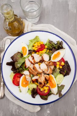 Domateslerden, konserve mısırdan, salatalıktan, maruldan, avokadodan, yumurtadan ve tavuktan yapılan lezzetli hafif sebze salatası.