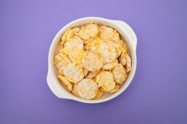 Beyaz kasede sağlıklı kahvaltı için peynirli glütensiz mısır keki.