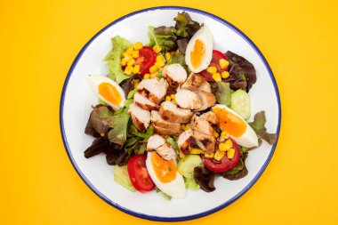 Domateslerden, konserve mısırdan, salatalıktan, maruldan, avokadodan, yumurtadan ve tavuktan yapılan lezzetli hafif sebze salatası.