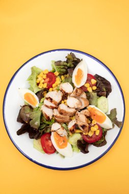 Domateslerden, konserve mısırdan, salatalıktan, maruldan, avokadodan, yumurtadan ve tavuktan yapılan lezzetli hafif sebze salatası.