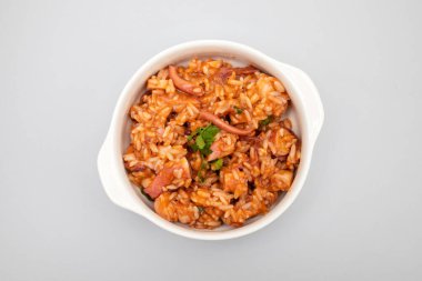 Beyaz kasede ahtapot bulunan tipik Portekiz yemeği.