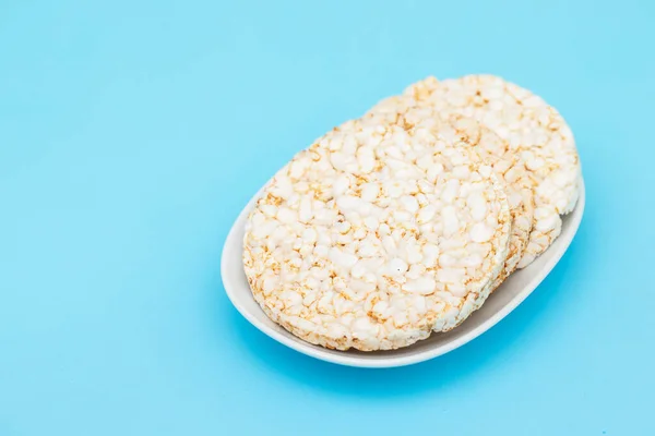 Pár Křupavých Rýžových Koláčků Bílém Malém Talíři — Stock fotografie