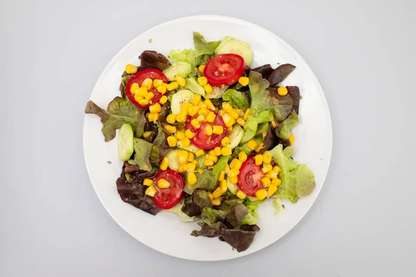 Deliciosa Salada Legumes Leves Feita Tomate Milho Enlatado Pepino Alface — Fotografia de Stock