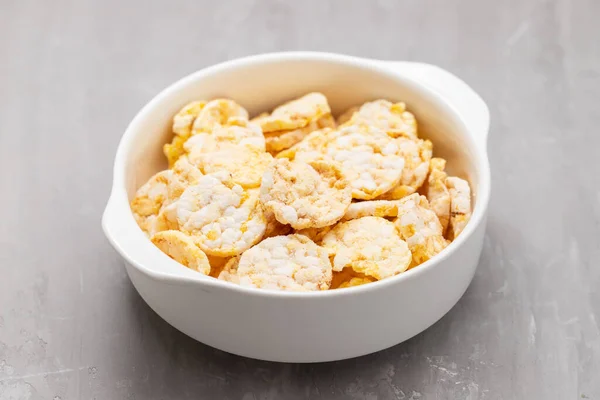 Ciasto Kukurydziane Bezglutenowe Serem Zdrowe Śniadanie Białej Misce — Zdjęcie stockowe
