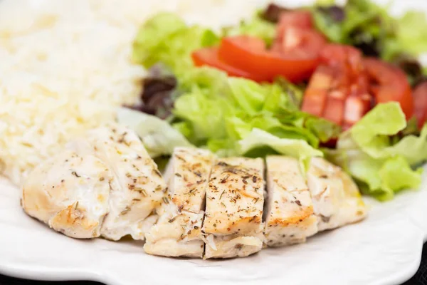 ダイエット食品 白皿にご飯とサラダを煮込んだ鶏の胸肉 健康的なライフスタイル スポーツ栄養 — ストック写真