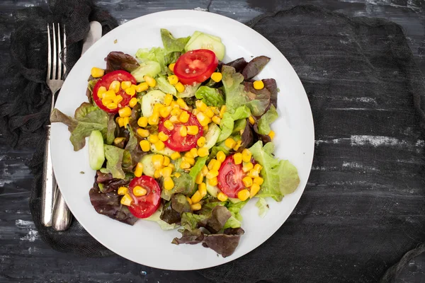 Délicieuse Salade Légumes Légers Base Tomates Maïs Conserve Concombre Laitue — Photo