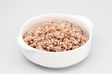 Beyaz bir kasede kaynamış yeşil karabuğday. Yüksek kalite fotoğraf