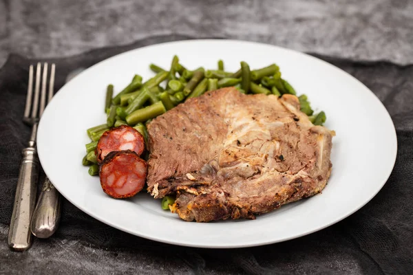 白皿の上に肉とスモークソーセージの緑豆 — ストック写真