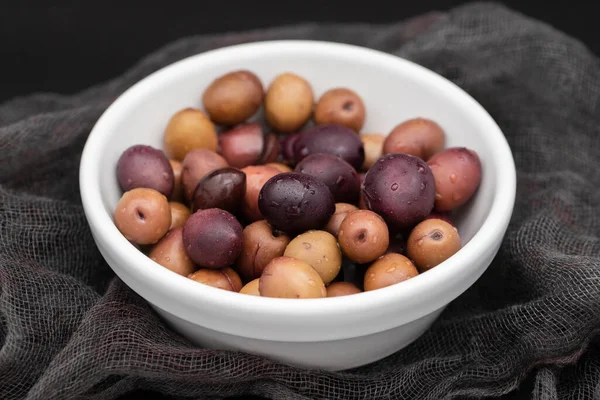 许多含盐的混合橄榄在白色的小碗里 — 图库照片
