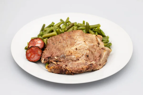 Grüne Bohnen Mit Fleisch Und Geräucherter Wurst Auf Weißem Teller — Stockfoto