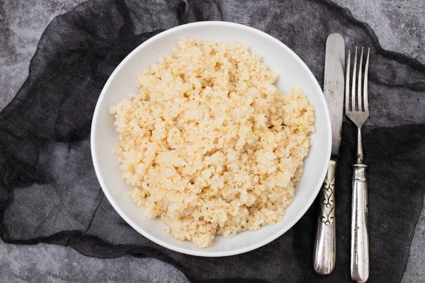 Leckere Frisch Gekochte Quinoa Weißen Großen Schüssel — Stockfoto