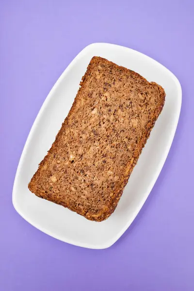 Кусок Цельной Муки Темный Хлеб Семенами Белом Блюде — стоковое фото