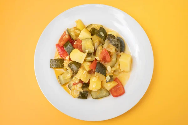 Cottura Gustoso Mix Verdure Con Zucchine Peperoncino Patate Pomodoro Piatto — Foto Stock