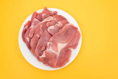 Beyaz tabakta çiğ hindi kemiksiz kalça parçası