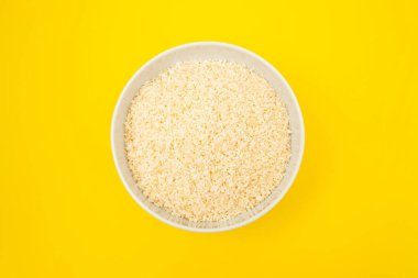 Beyaz kâse içinde hindistan cevizi taneleri.