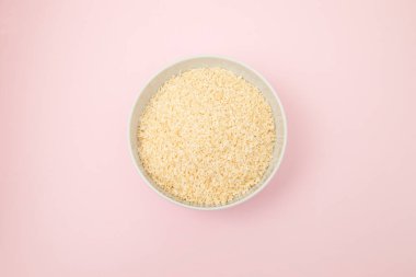 Pembe küçük kasede hindistan cevizi taneleri