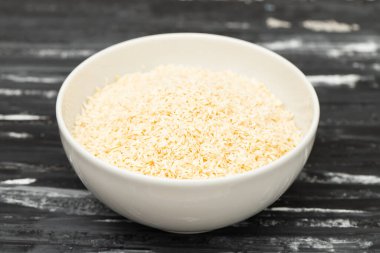 Hindistan cevizi taneleri beyaz kasede, siyah kasede.