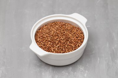 Seramik seramik kasede çiğ karabuğday.