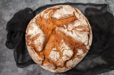 Sarı peçetede taze pişmiş mısır ekmeği.