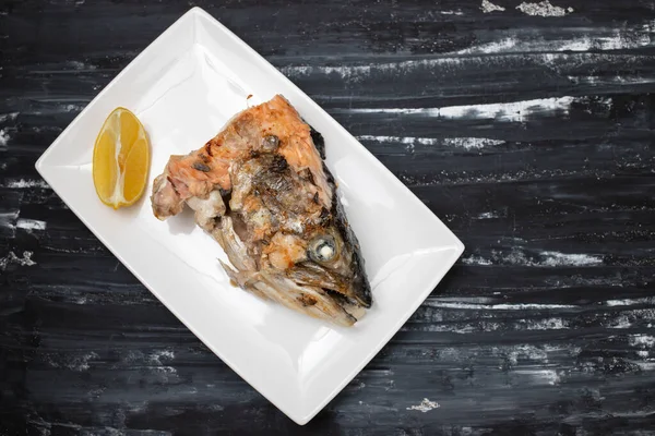 鲑鱼头牛排烤白盐和柠檬 — 图库照片