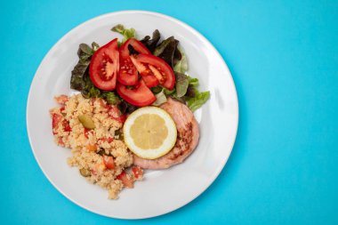 Ekmeksiz ve limonlu ev yapımı hamburger ızgarası.