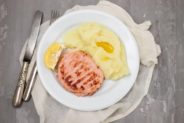 Ekmeksiz ev yapımı burger ızgarası ve patates püresi.