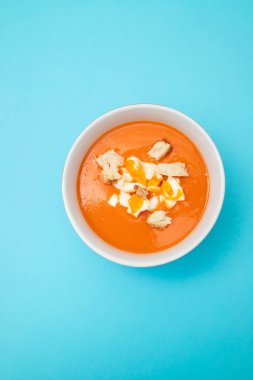 Geleneksel İspanyol salmorejosu. Ekmekle servis edilen soğuk domates çorbası..