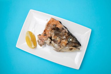 Somon balığı kafası ızgara Whit tuz ve limon.