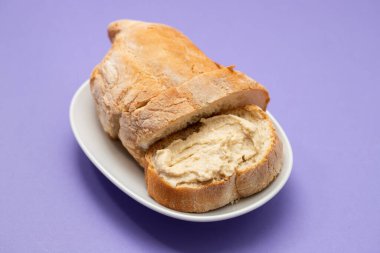 Orta doğu yemekleri üzerine ev yapımı humus ekmeği.