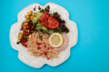 Ekmeksiz ve limonlu ev yapımı hamburger ızgarası.