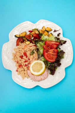 Ekmeksiz ve limonlu ev yapımı hamburger ızgarası.