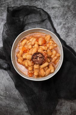 Tipik Portekiz yemek dobradası, koyu arkaplanda seramik kasede fasulye.