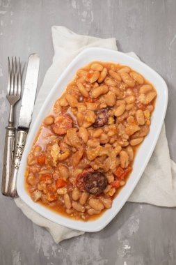 Tipik Portekiz yemek dobradası, koyu arkaplanda seramik kasede fasulye.