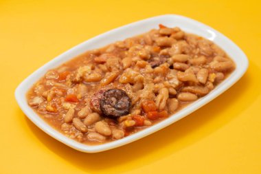 Tipik Portekiz yemek dobradası. Siyah arka planda beyaz kabuklu fasulye.