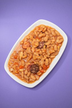 Tipik Portekiz yemek dobradası. Siyah arka planda beyaz kabuklu fasulye.