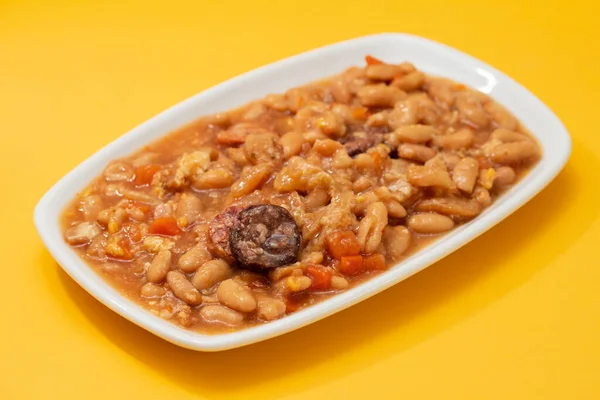 Tipik Portekiz yemek dobradası. Siyah arka planda beyaz kabuklu fasulye.