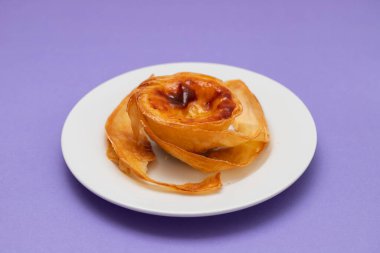 Geleneksel Portekiz kremalı tartları ya da Pastel de Nata taze pişmiş.