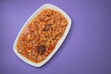 Tipik Portekiz yemek dobradası, koyu arkaplanda seramik kasede fasulye.