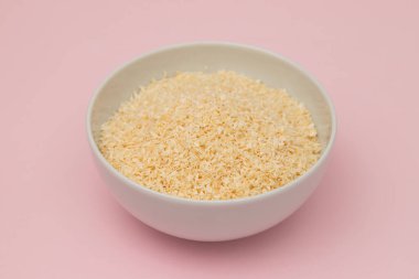 Hindistan cevizi taneleri beyaz kasede, siyah kasede.