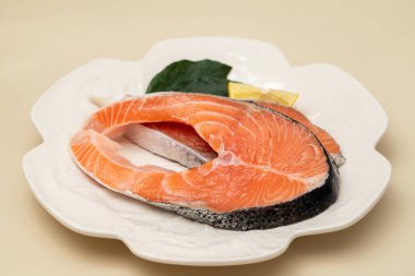 Beyaz tabakta taze çiğ balık somonu dilimi