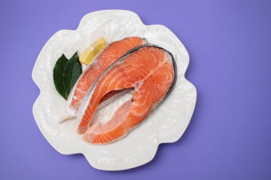 Beyaz tabakta taze çiğ balık somonu dilimi