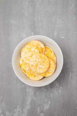 organik vegan glutten ücretsiz küçük mısır kekleri küçük tabak içinde