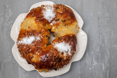 Tipik Portekiz meyveli kek Bolo Rainha beyaz büyük tabakta