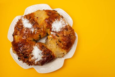 Tipik Portekiz meyveli kek Bolo Rainha beyaz büyük tabakta