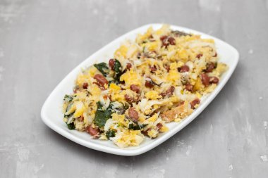 Mısır ekmekli morina balığı, ıspanak ve haşlanmış fasulye.